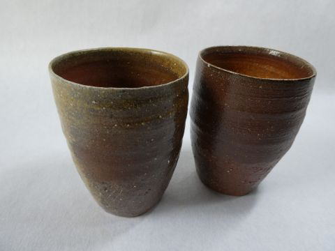 グラス2個、濃い焼き色