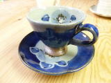 藍色。椿柄のカップ＆ソーサー